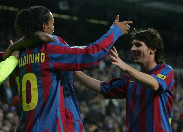 Ronaldinho se podría reencontrar en Barcelona con Lionel Messi, a quien vio dar sus primeros pasos como futbolista profesional.