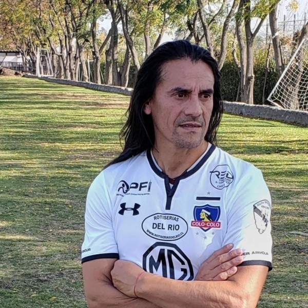Gabriel Mendoza con la camiseta de los viejos cracks de Colo Colo (Redgol)