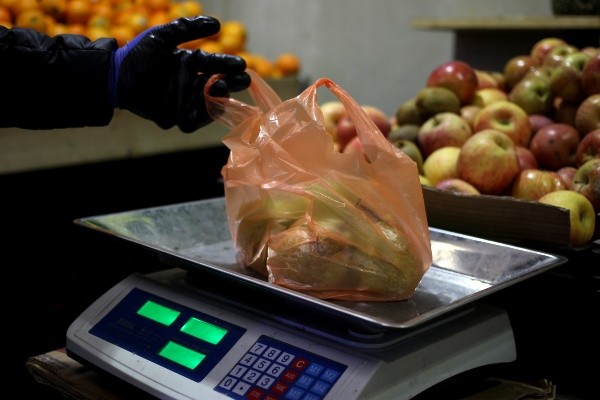 Algunos productos en ferias libres podrán seguir siendo entregados en bolsas. Foto: Agencia Uno