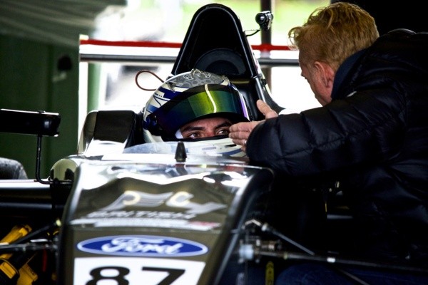 El piloto nacional finalizó octavo y undécimo de las carreras 2 y 3 respectivamente de la jornada dominical en Donington Park.