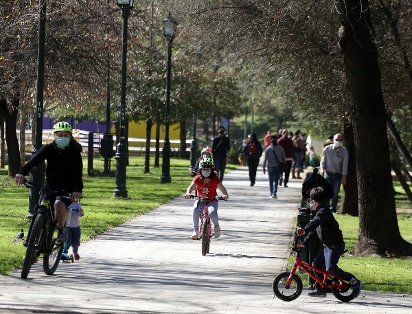 Hace días atrás, los pobladores de Las Condes disfrutaron de la reapertura del Parque Araucano tras pasar de cuarentena a transición. Foto: Agencia Uno