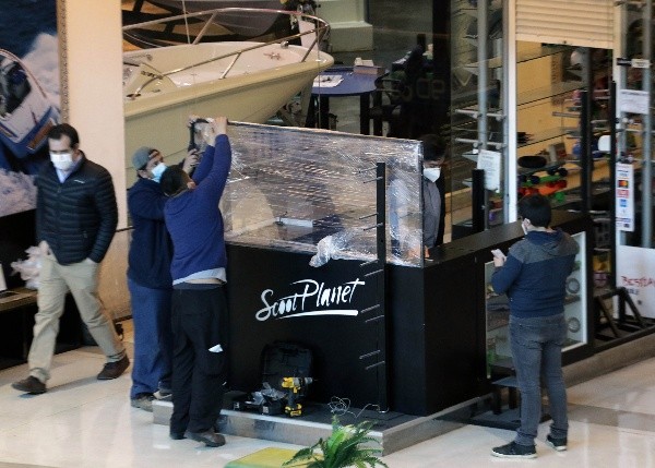 Este lunes, por ejemplo, ya comenzó a funcionar un mall en Las Condes. Las medidas de seguridad serán una constante en los próximos meses. Foto: Agencia Uno