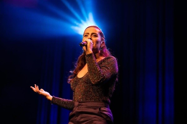Natalia Valdebenito en uno de sus shows agotados en el Teatro Nescafé de las Artes, en marzo pasado.