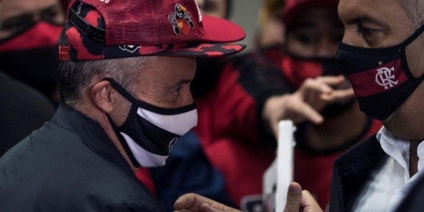 Domènec Torrent es recibido por dirigentes del Flamengo (Api)