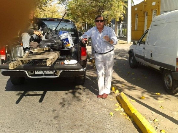 Una foto de Emeterio Ureta junto a su camioneta.
