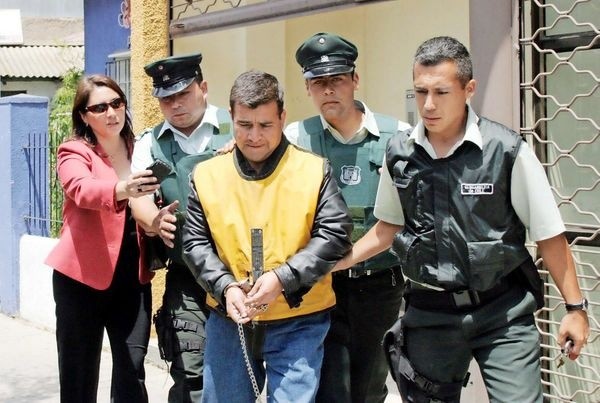 Hugo Bustamante Pérez, el &quot;Asesino del Tambor&quot;, acompañado por gendarmes.