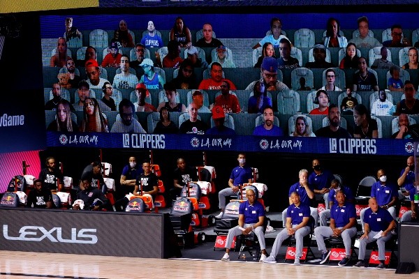 Así luce el entorno de los duelos de la NBA. Público virtual y solo como espectadores presenciales el staff de lso equipos y suplentes. (Foto: Getty)