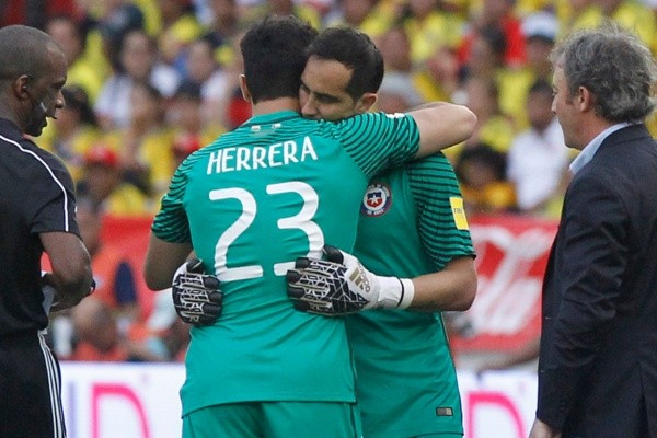 Herrera reemplaza al lesionado Bravo en la Roja contra Colombia en 2016.
