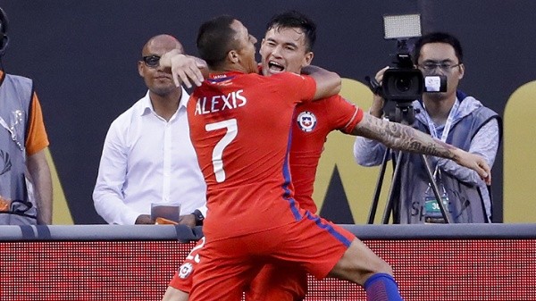 Alexis Sánchez y Charles Aránguiz se verán las caras por los cuartos de final de la Europa League.