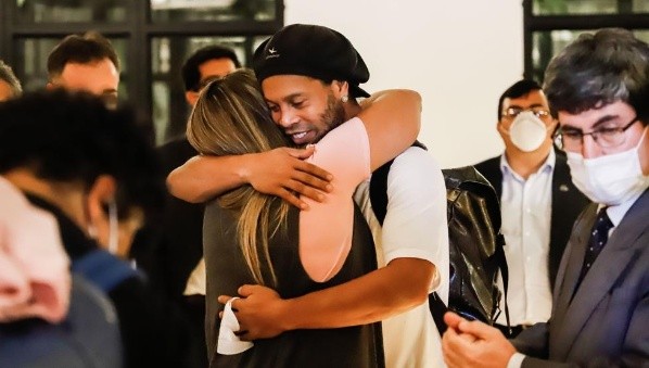 Ronaldinho sale de la cárcel para someterse a la prisión domiciliaria en un hotel de Asunción (EFE)