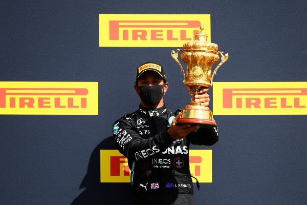 A pesar de terminar con una rueda menos, Lewis Hamilton sigue imparable en su Mercedes y viene de coronarse en el GP de Gran Bretaña. (Foto: Getty)