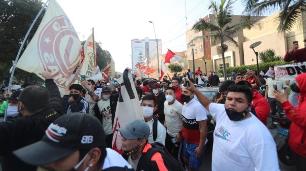 Gente mal portada llegó a hacerle un banderazo a Universitario y provocar la suspensión del fútbol peruano