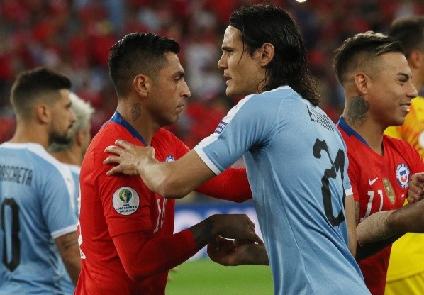Gonzalo Jara se saluda con Edinson Cavani en la última Copa América (Getty Images)