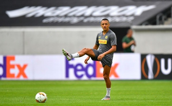Alexis ya está en Düsseldorf y afina su puntería para el segundo tiempo contra Bayer Leverkusen.