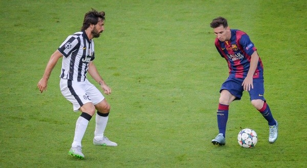 Andrea Pirlo contra Messi en la final de la Champions League de 2015