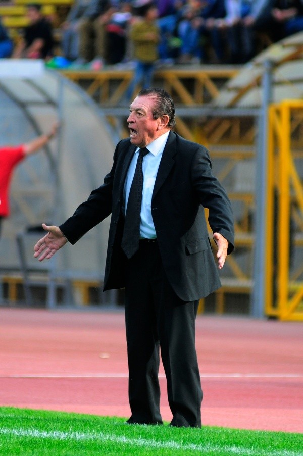 Clavito Godoy se enoja por los 5 cambios.