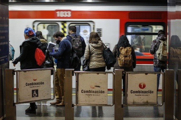 Pese a la reapertura del Metro de Santiago, recuerda que si puedes mantenerte en tu hogar, hazlo. La pandemia del coronavirus no ha sido controlada, así que no pongas en riesgo tu vida y la de otras personas. Foto: Agencia Uno