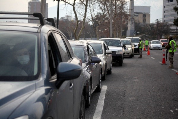 Las fiscalizaciones a automóviles han sido una constante en las primeras horas del desconfinamiento en Providencia. Foto: Agencia Uno