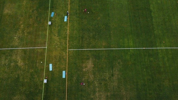 Los clubes de Primera y Primera B están cumpliendo con los protocolos para entrenar en cancha y a la espera de que las autoridades aprueben el regreso del Campeonato Nacional. (FOTO: Agencia Uno)