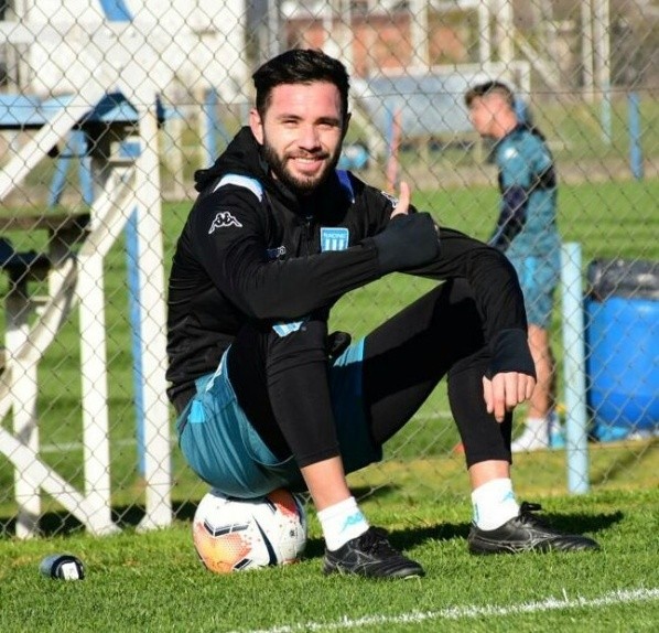 Eugenio Mena se dejó con una gran sonrisa y una notoria barba en el regreso a los entrenamientos tras cinco meses.
