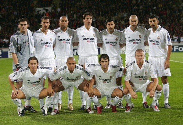 Figo en los Galácticos del Real Madrid, junto a estrellas como Roberto Carlos, Ronaldo, Beckham, Zidane y Ronaldo entre otros.