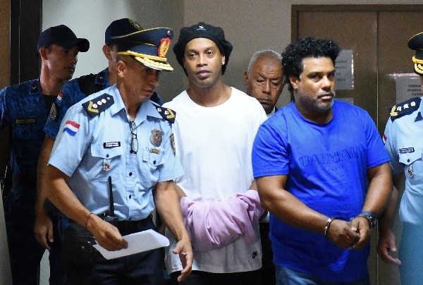 Ronaldinho es encarcelado en Paraguay junto a su hermano (Hoy)