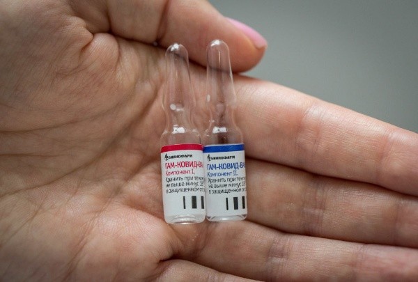 Estos son los dos componente que contiene la vacuna contra el coronavirus desarrollada por el Instituto Gamelaya, en Rusia. Foto: Getty Images