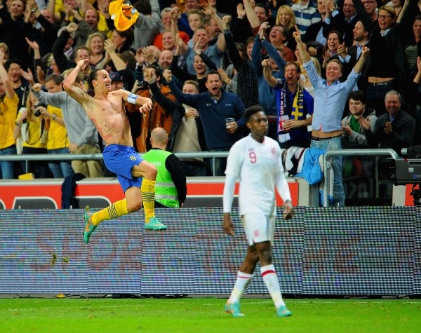 Zlatan celebra su hazaña ante Inglaterra en 2012.
