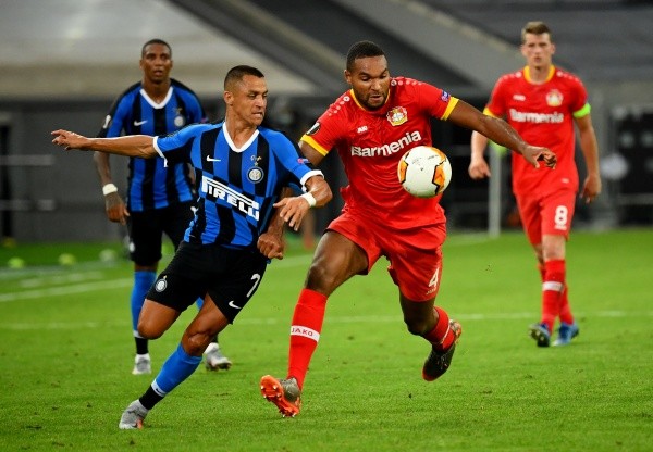 Alexis deja atrás a Tah del Leverkusen (Getty Images)