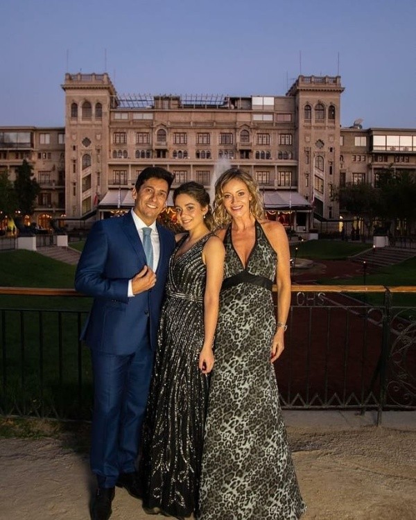 Martina Araneda junto a sus padres, Rafael Araneda y Marcela Vacarezza.