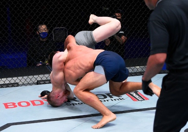 El momento exacto de la terrible dislocación de codo de Joe Pyfer ante Dustin Stoltzfus. Foto: Getty Images