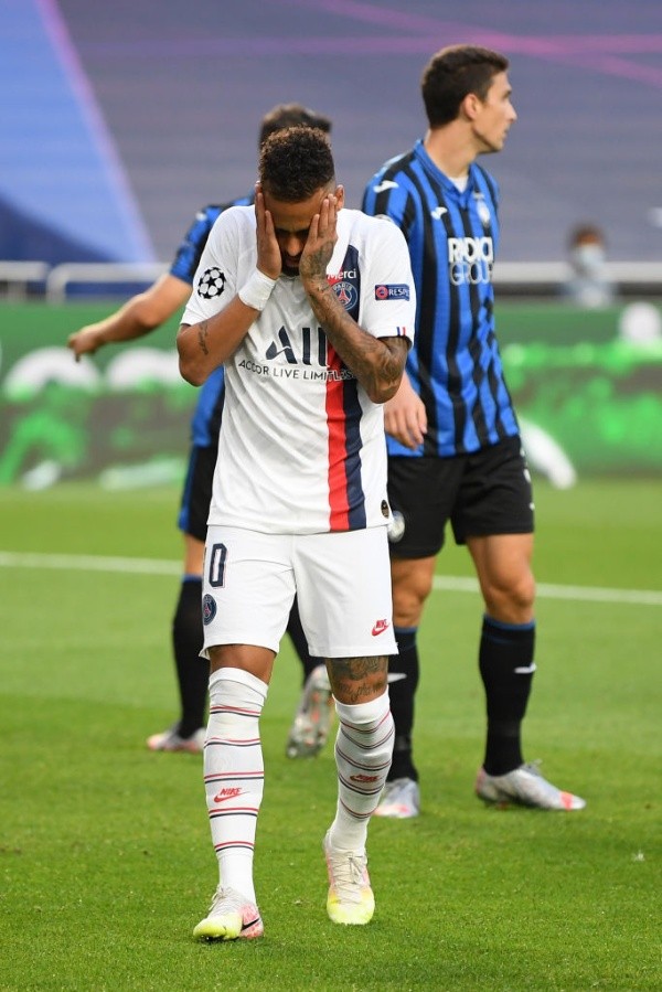 Neymar no podía creer el gol que se perdió ante el Atalanta. Foto: Getty Images
