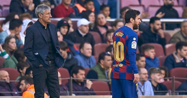 Setién observa a Lionel Messi, con el que se dice, no tiene una gran relación (Getty Images)