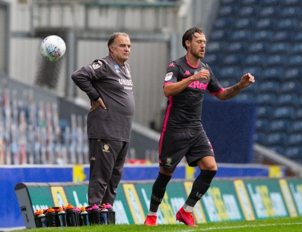 Marcelo Bielsa ilusionó a los hinchas con su rneovación al dejarse ver con la nueva indumentaria oficial del equipo.