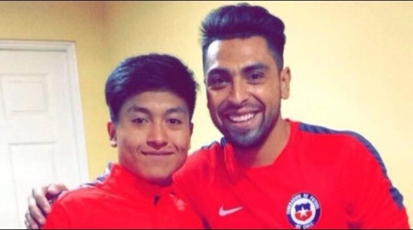 El joven Gonzalo Jara posando junto al experimentado Gonzalo Jara en una de las convocatorias a La Roja.