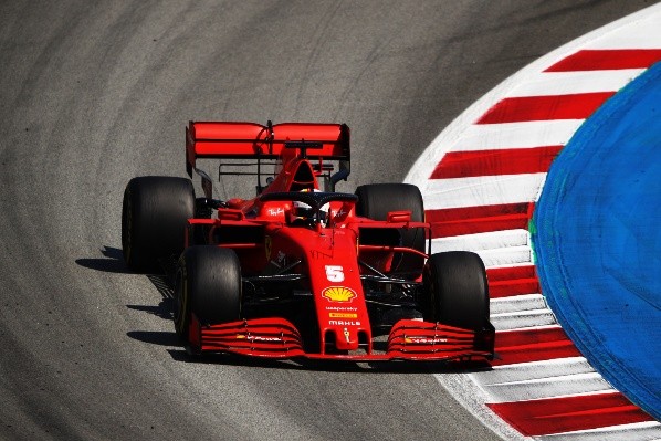Vettel salvó el día en Ferrari, teniendo una espectacular remontada para quedar séptimo y sumar puntos para los de Maranello tras el retiro de Charles Leclerc.