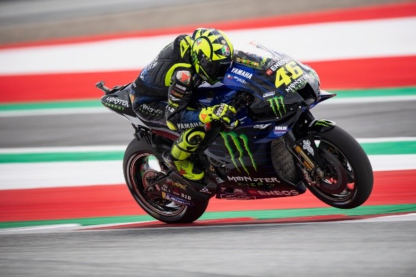 Valentino Rossi y Maverick Viñales estuvieron apunto de ser arrollados por dos motos voladoras tras una colisión en el GP de Austria.