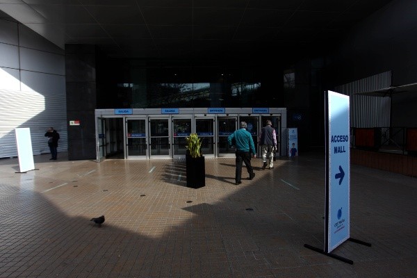 Pocas personas llegaron en las primeras horas de reapertura del Costanera Center. Foto: Agencia Uno