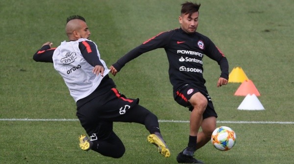 Jean Meneses ha jugado dos partidos por la selección chilena. En la imagen, Arturo Vidal lo aprieta en un entrenamiento de la Roja (Agencia Uno)