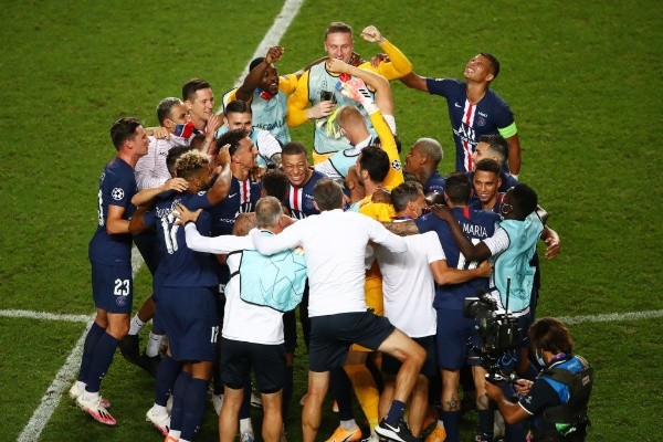 El PSG celebrando la histórica victoria que les significa ser finalista de la Liga de Campeones. (FOTO: Getty)
