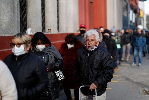 Al no poder acceder a los bonos del Gobierno, cientos de chilenos han acudido a la Tía Rica para obtener ingresos. Foto: Agencia Uno