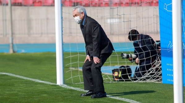 Piñera al arco esperando atajar un penal.