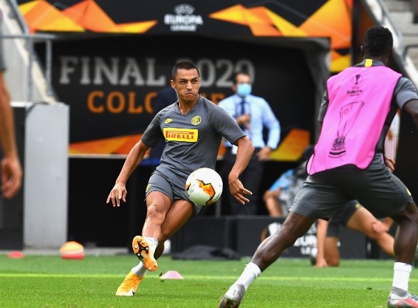 Alexis realizó trabajos con balón y podría sumar minutos en la final de este viernes. (FOTO: Getty)