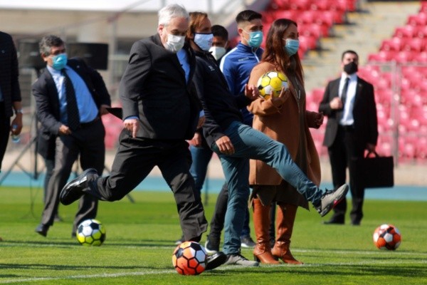 Sebatián Piñera patea un balón