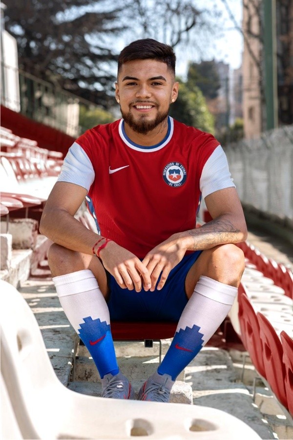 Paulo Díaz modela el equipo completo (La Roja)