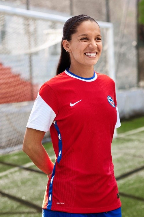 Alexis Sánchez y cracks de la Roja masculina y femenina lucen la nueva camiseta de la selección