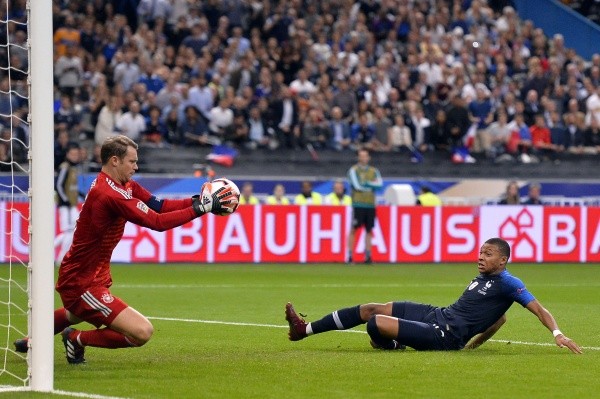 Un duelo que podremos ver este domingo: Kyllian Mbappé vs Manuel Neur. (Foto: Getty)