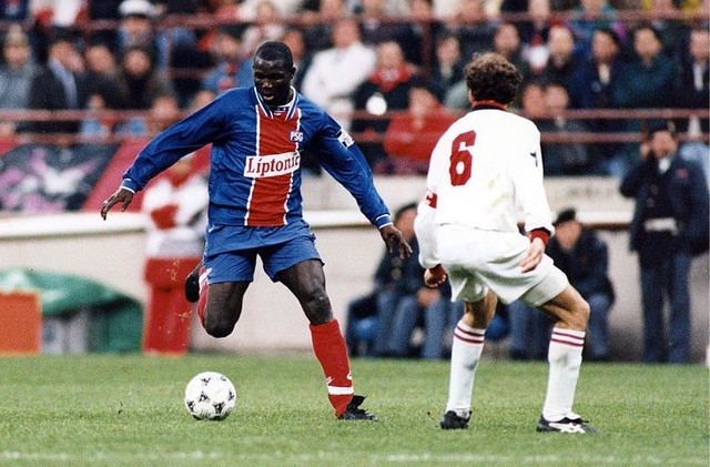 George Weah y Franco Baresi, frente a frente, en ese encuentro de semifinales de la Champions League de 1994/95, el máximo escalón de los franceses a nivel europeo, hasta ahora.