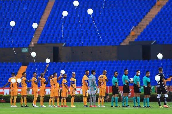 Un gesto a las víctimas del coronavirus en México marcó el inicio del partido. Foto: JamMedia