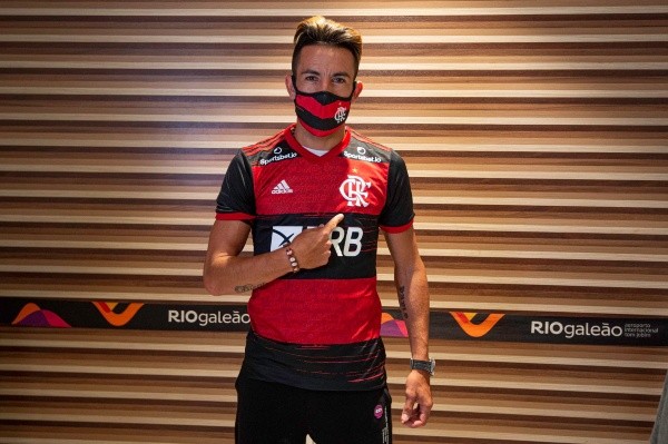 Mauricio Isla ya luce la camiseta de Flamengo (Flamengo)